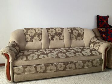продаю диван раскладной: Прямой диван, цвет - Бежевый, Б/у