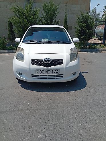 yaris masini: Toyota Yaris hatchback (ağ rəng). Şəhər içi üçün sərfəli və rahat — 8