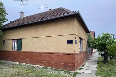 Kuće na prodaju: Trosobna kuća, 8 minuta od centra. Ima nusprostorije ( letnja kuhinja — 3