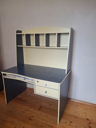 Stullar: Kompüter masası, İşlənmiş, Kvadrat masa