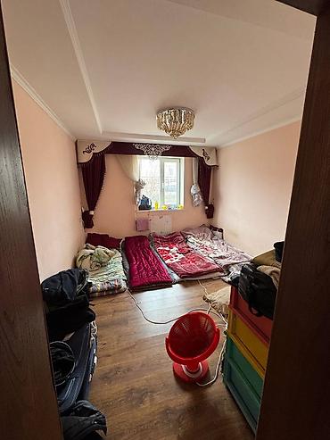 Продажа коттеджей и домов: 📍 Дареги: Сары-Өзөн көчөсү 📐 Жер аянты: 5,7 соток 🏠 Үйдүн өлчөмү: 15 × — 9