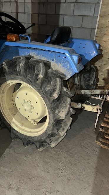 автомобили для инвалидов с ручным управлением: Компактный колесный трактор с фронтальным погрузчиком. Основные