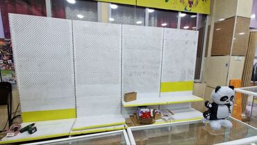 Витрины: Несколько торговых витрин жёлтого цвета с прозрачными стеклянными — 9