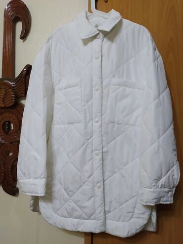 Демисезонные куртки: Продаю шикарную белоснежную курточку, производство Италия,размер — 17
