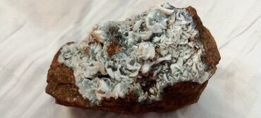 Kristali i minerali: Prirodni mineralni uzorak sa raznim bojama, uključujući plave, zelene — 4