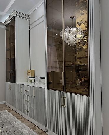silver kitchen: Стенка-шкаф, Тип стенки-шкафа: Модульная, Для зала, Новый, Особенности: Для хранения посуды — 1