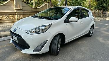 teker hava sensoru: Toyota Aqua hibrid hetçbek. Ağ rəngli кузов, 5 qapılı kompakt şəhər — 6