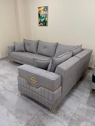 Divanlar: Açık boz rəngli parçadan hazırlanmış künc divan. Müasir dizaynı ilə — 1