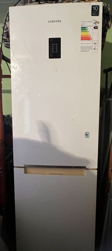 Холодильник двухкамерный в отличном состоянии, от фирмы Samsung цвет