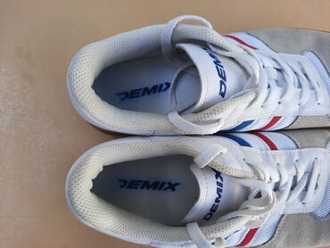 женские бирюзовые кеды: Demix brendinin idman krossovkaları - Rəng: ağ üst hissə, boz süet