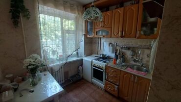 сдаю квартиру в 10 мкр: 3 комнаты, 49 м², Индивидуалка, 1 этаж, Косметический ремонт