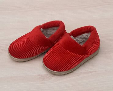 красные: Тапочки тёплые детские Б/У практически новые. 18 – й размер, цвет
