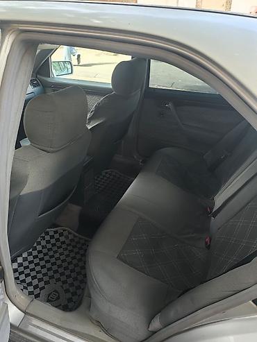 arxa panel: Mercedes-Benz sedan - Korpus: gümüş rəng, 4 qapı, kuzovda klassik — 4