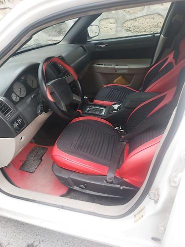 avto servis: Chrysler 300C, ağ rəng, sedan Xüsusiyyətlər: - Güclü V6 benzin — 2