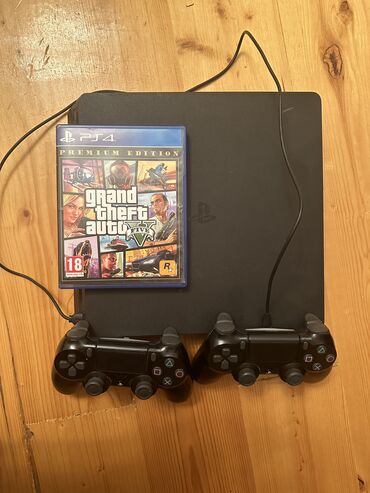 PS4 (Sony Playstation 4): Playstation 4 slim 1 Tb yaddaş 2 orginal pult Gta 5 disk İdeal