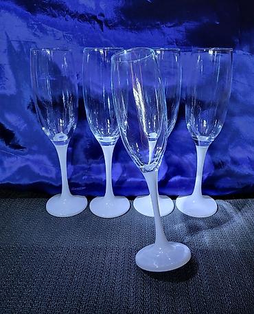 Čaše: Case,nove,vintaz za vino. Case za vino,sve na njima odsjaj od svetla — 1