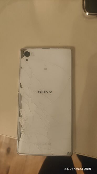 сотовый телефон fly ff249: Sony Xperia Z1, rəng - Ağ, Qırıq