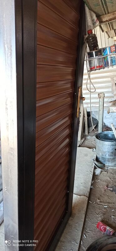 lalafo darvaza qapilari: Taxta panellərdən hazırlanmış, metal çərçivəli qapı. Ev və ya