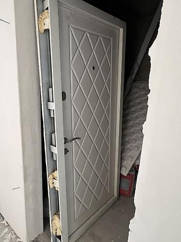 Qapılar və aksessuarlar: Yenidir istifade olunmayib. Temir isleri geden evden sokulub. 2.05 m — 2