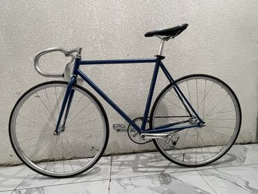 Велосипеды: Продается фикс. Цвет: голубой, хром Колесо: 28 Вес: 9 кг Руль палка