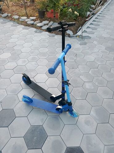 klavir za devojcice: Na prodaju dva trotoneta, jedan je marke Cirvit nosivosti do 100 kg, a
