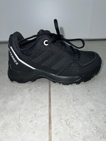 Кроссовки и спортивная обувь: Черные кроссовки для бега/повседневной носки, размер 28 (чуть — 7