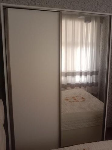 Divanlar: Dolab satılır teze alınıb 2,10 hundur 1,40 en 60 SM derinlik.Qiymet