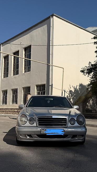 b class: Mercedes-Benz E‑Class sedan (W210), gümüş rəng. - Kuzov: sedan — 6