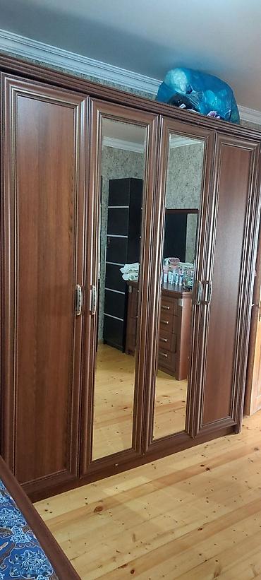 Ev və bağ: Klassik üslubda massiv ağac teksturasına malik yataq otağı mebeli — 2