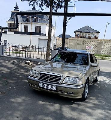 arxa kapot: Mercedes-Benz C-Sinif sedan - Korpus: 4 qapılı sedan, qızılı/metallik — 5
