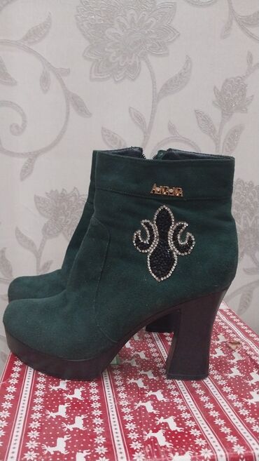Женская обувь: Ботинки и ботильоны 38, цвет - Зеленый