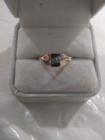 кольцо бриллиант: Кольцо с бриллиантом красное золото 583 пробы вес 2.7 гр размер 17.5
