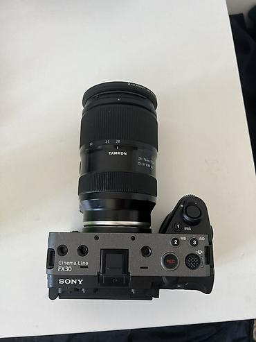 Кинокамера Sony Cinema Line FX30 с зум‑объективом Tamron 28–75 мм