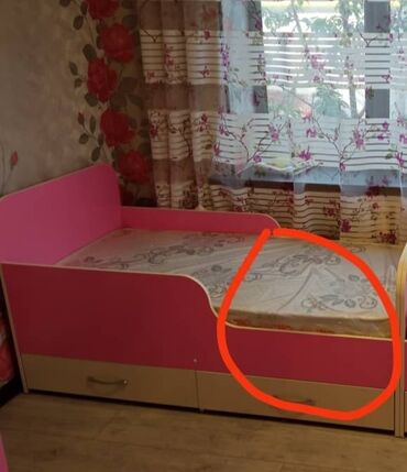 велосипед для девочки 3 года: Продается кровать в хорошем состоянии 
с двумя ящиками без матраса