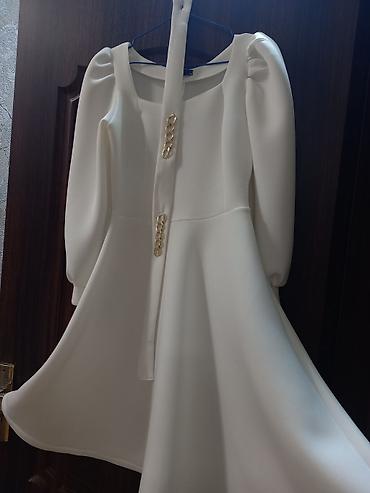 versage sep: Ağ rəngli qadın paltarı - Model: A-kesim, ətəyi geniş, qısa uzunluq - — 1