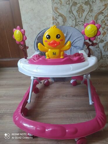 Yerimək üçün arabalar, çəliklər, əsalar, rollatorlar: Uşaq gəzdirəni (baby walker) - Rəng: çəhrayı-ağ gövdə, boz oturacaq -