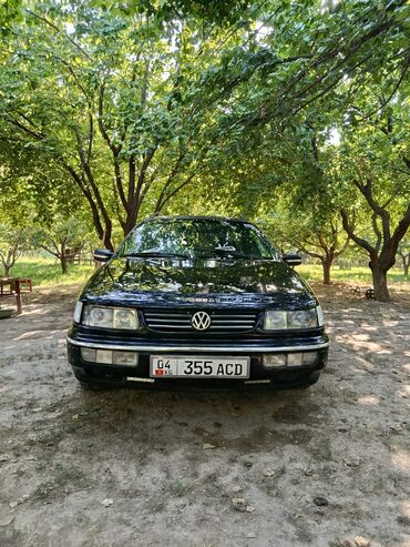 кажы сай: Универсал Volkswagen Passat B3 Variant в черном цвете, оснащенный