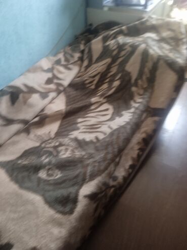 подушка для путешествий: Продаю одеяла, покрывала б/у, подушка из кур. перьев, недорого