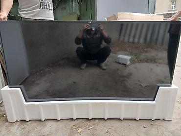 Телевизор LG, крупная диагональ (ориентировочно 55–60"). Тонкая рамка