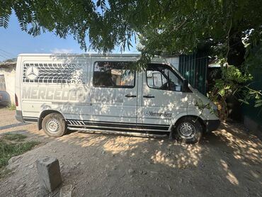 цельнометаллический спринтер: Микроавтобус Mercedes-Benz Sprinter белого цвета. Имеет надписи