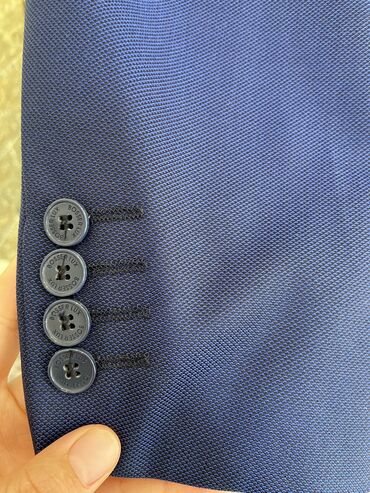 Костюмы: Двойка костюм размер 52 но маломерит подходит на 50
Рост 176-185 — 8