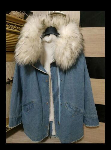 Dəstlər, kostyumlar: Denim parka tipli üst geyim: - Açıq-mavi cins materialdan hazırlanıb -
