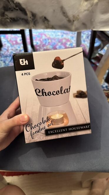 сервис холодильников: Excellent Houseware-dən şokolad fondu dəsti. Dəstdə şokolad üçün ağ