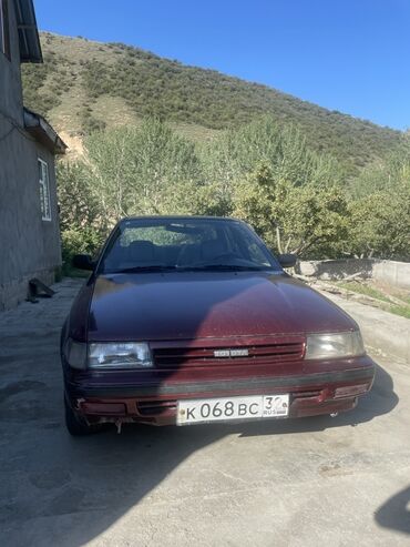 домик на колосах: Автомобиль Toyota Corolla в бордовом цвете, модель 1980-х годов