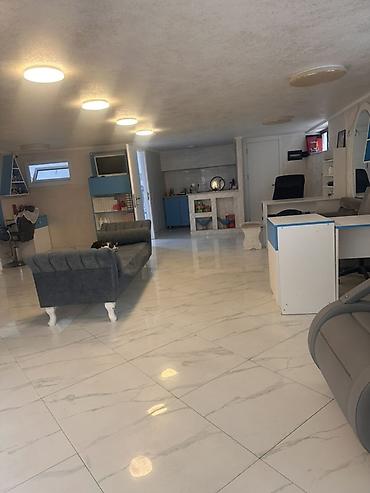 Salon, tibbi mebel: Gözəllik salonu üçün tam təchiz olunmuş məkan - Geniş və işıqlı zal — 1