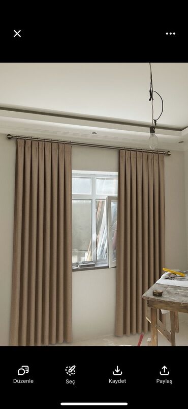 Pərdə və tüllər: Bu dəst tünd bənövşəyi rəngli iki qalın pərdədən və ortada yerləşən ağ — 12