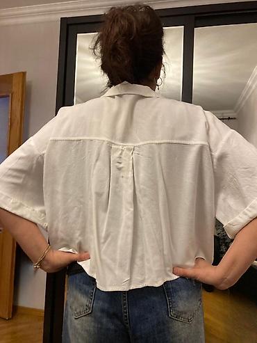 Tibbi geyim: Qısa kəsimli ağ qadın köynəyi - Model: qısa (cropped) oversize kəsim — 2