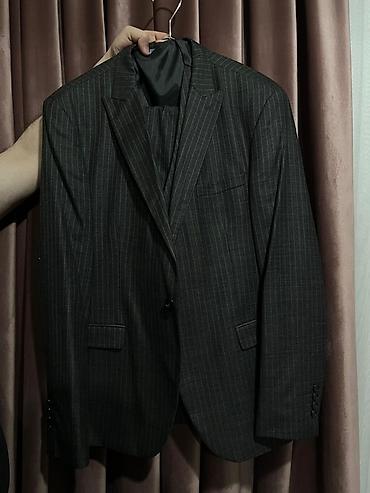ağ kostyum kişi: Kişi kostyumu – qrafit rəngli, incə şaquli zolaqlı (pinstripe) — 1