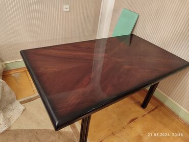 kuxna istolu: Qonaq masası, İşlənmiş, Açılmayan, Dördbucaq masa