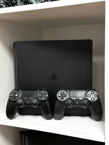 продаю playstation: Продается Ps4 slim прошитый. Память 1тб. В комплекте имеются